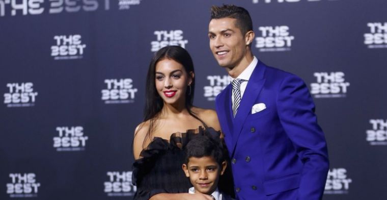 Ronaldo troeft Messi en Griezmann af en schrijft historie met FIFA-prijs