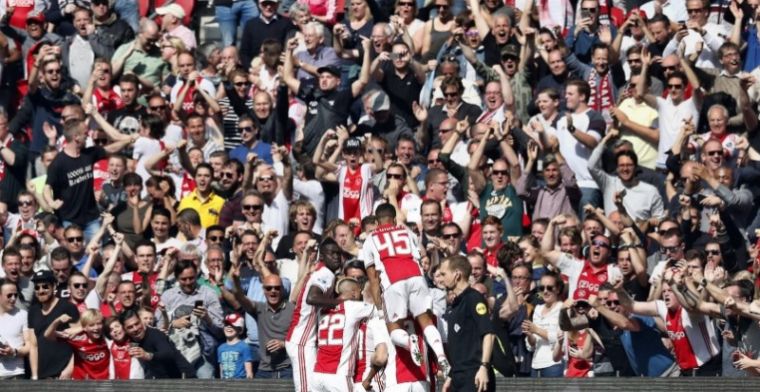 Sterk Ajax gooit titelstrijd volledig open met overwinning in eenzijdige topper