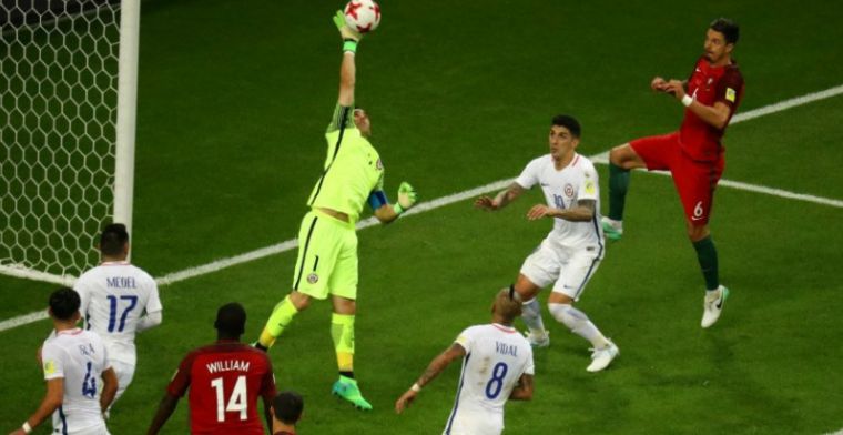 Bravo grote held bij Chili: keeper pakt drie penalty's en stelt finale veilig