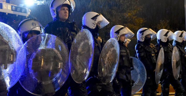 Beelden duiken op: hooligans gooien verkeersborden naar politie na Club - Antwerp