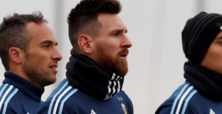 Messi schrikt en biedt excuses aan na foto met 'fan': 'Weet natuurlijk wie hij is'