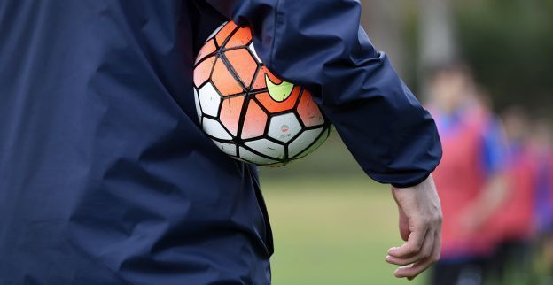 Vlaamse voetballer zakt ineen op training: 'Hij ligt in kunstmatige coma'