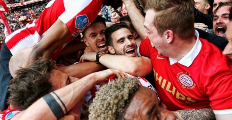 Negenkoppig Ajax gaat compleet af tegen PSV, dat titel nummer 24 pakt