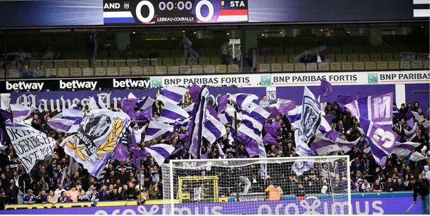Opvallend: Anderlecht-fans dagen aartsrivaal uit met gestolen spandoek
