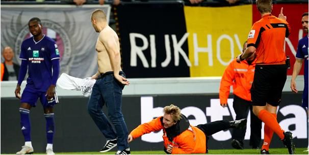 Anderlecht-fan neemt stewards te grazen en loopt het veld op