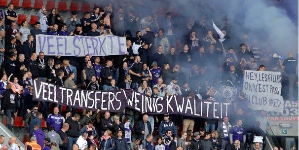 Anderlecht-supporters viseren één man met duidelijk spandoek: Rot op
