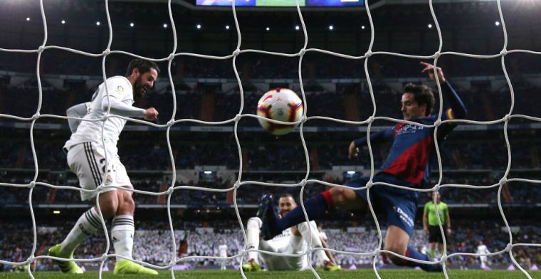 Courtois-loos Real Madrid ontsnapt dankzij Benzema aan blamage tegen hekkensluiter