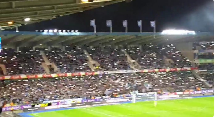 Genkse fans vieren al titelfeest na overwinning tegen Antwerp: 'Kampioenen!'