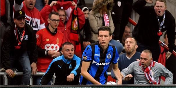 'Standard-fans gooien bier en vallen Club Brugge-speler Vanaken fysiek aan'