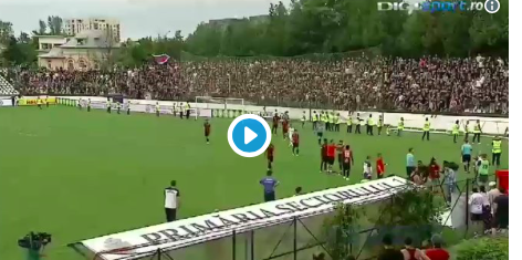 WTF! Roemeense fans bestormen veld en dwingen spelers truitjes af te geven