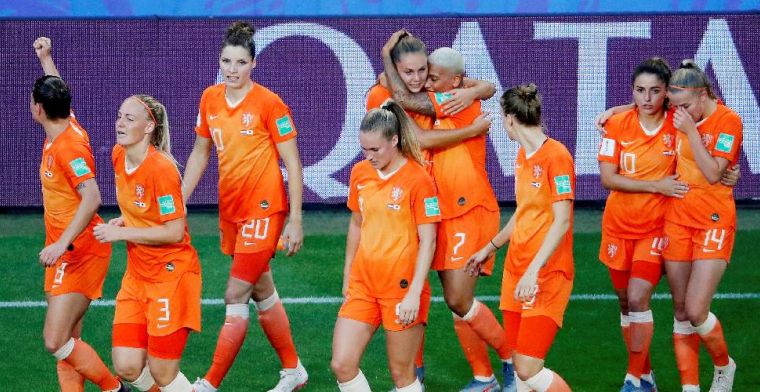 Martens schiet Oranje naar kwartfinale WK na zeer beladen slotfase