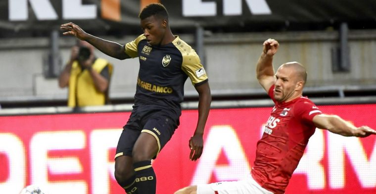 Tienkoppig Antwerp doet geweldige zaak in leeg stadion, gelijkspel tegen AZ