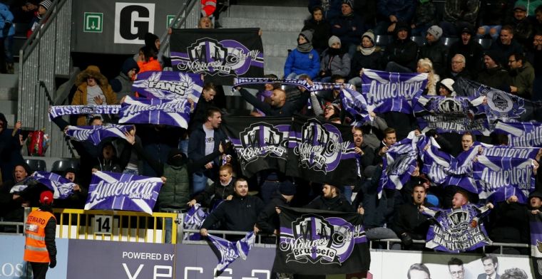 Opvallend moment: Spelersgroep Anderlecht gaat voor zingende fans zitten