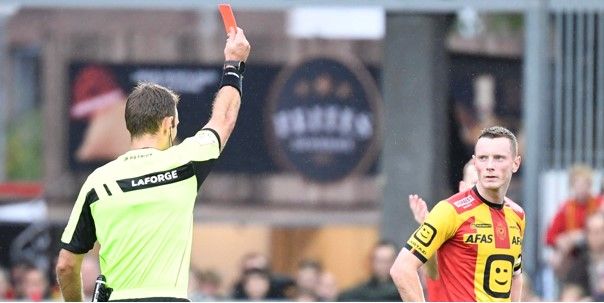 Mechelen-fans schreeuwen 'Voetbalbond Maffia' na rode kaart tegen Club Brugge