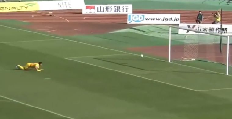 Bizarre beelden uit Japan: twee doelpunten vanaf de middellijn binnen twee minuten