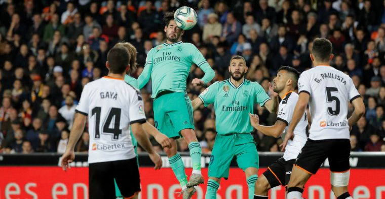 Real Madrid pakt punt tegen Valencia na hectische slotfase met kopbal Courtois