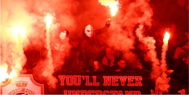 'Antwerp-fans knokken er op los in Kortrijk: politie moet hoofdtribune bestormen'