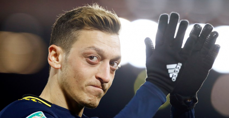 Carragher maakt gehakt van Özil: 'Een eigen doelpunt op PR-gebied'