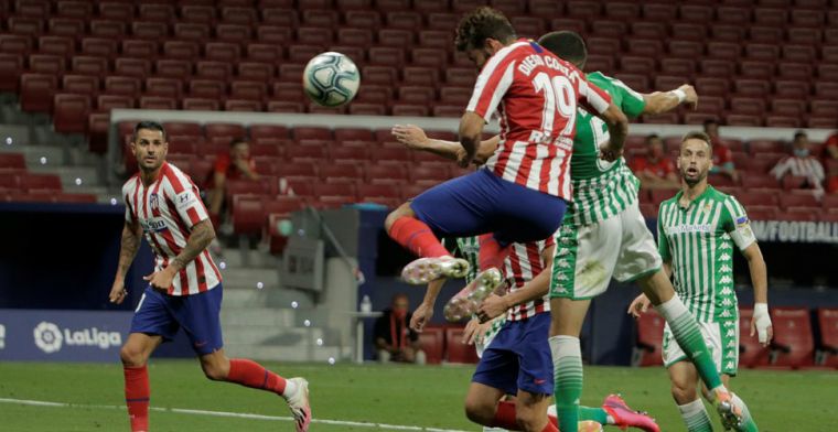 Atlético pakt Champions League-ticket, ondanks twee VAR-ingrepen en rode kaart 