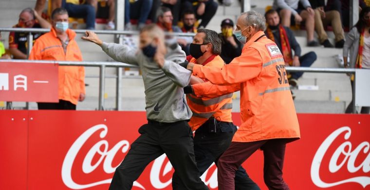 Niet te geloven: KV Mechelen-fan betreedt het veld na doelpunt van KVO