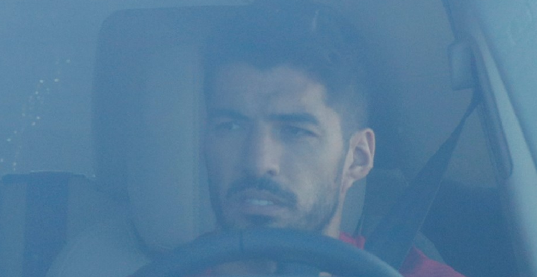 Suárez landt in Italië en wordt opgewacht door fans en journalisten