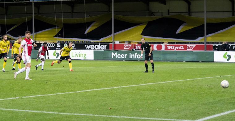 Doelman dacht na de 0-9 om een penalty te geven, dat was buiten Huntelaar gerekend