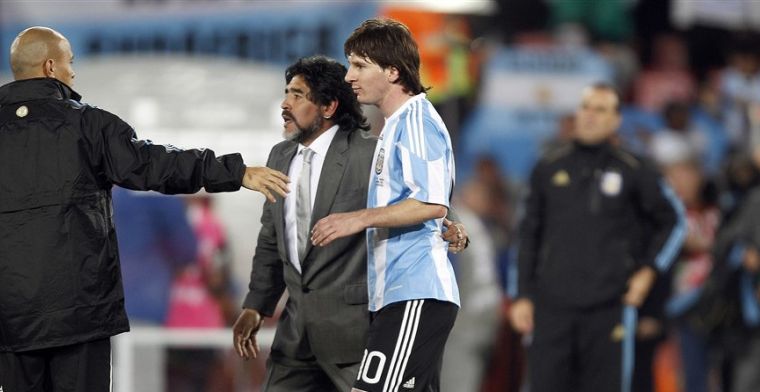 Messi aangeslagen na overlijden Maradona: 'Hij verlaat ons, maar gaat niet weg'