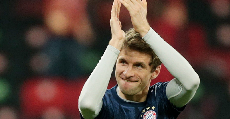 Beelden: positief geteste Müller draagt coronapak, spatscherm én mondkapje