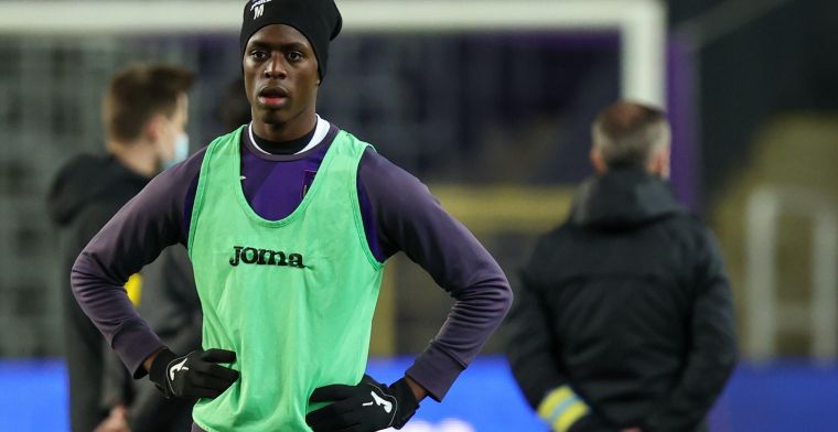 Onzekerheid over Sambi Lokonga: “Hij blijft heel onregelmatig bij Anderlecht”