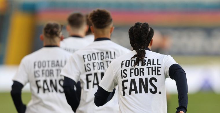 Leeds-spelers geven met speciale shirts signaal af aan tegenstander Liverpool