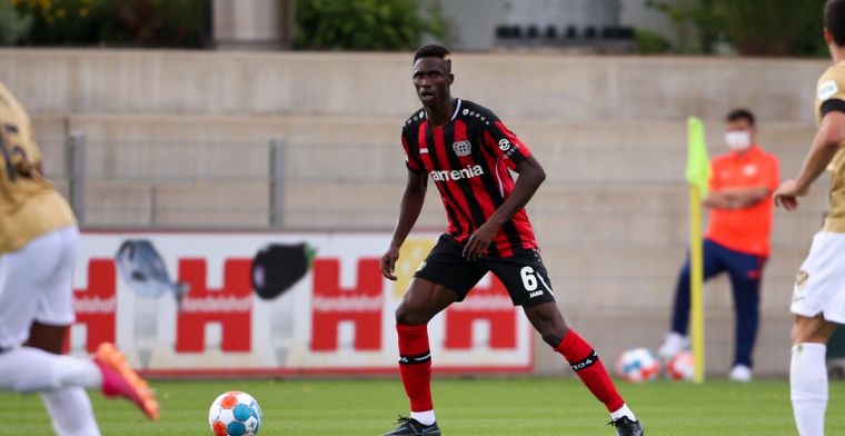 Kossounou viert debuut bij Bayer Leverkusen, maar gaat meteen zwaar de boot in