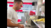 Mooie beelden: Götze bakt friet in Eindhovense snackbar waar hij ontdekt werd