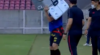 Speler heeft aan flesje water niet genoeg, gooit hele cooler over zich heen