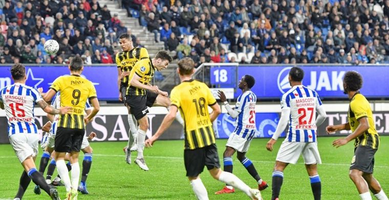 Openda helpt Vitesse aan zege met dank aan 'pre-assist' van de ref