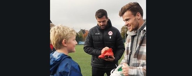 Rougeaux en D'Haene (KV Kortrijk) brengen bezoekje aan voetbalkamp voor kinderen