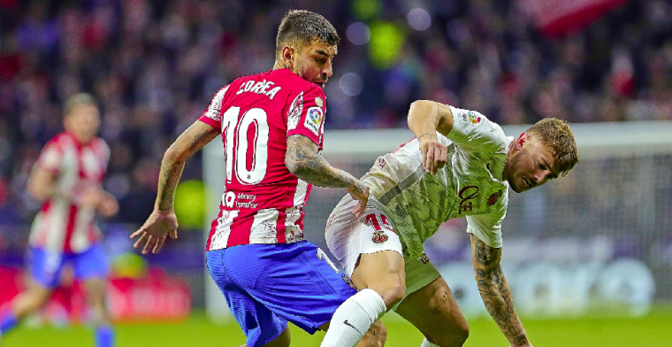 Atlético Madrid loopt grotere achterstand op door nederlaag in blessuretijd