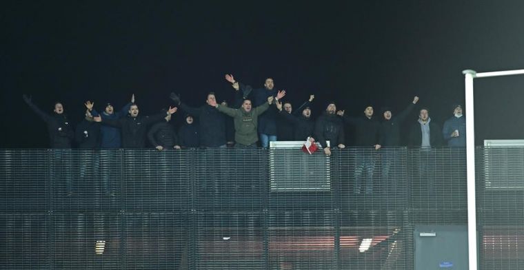 Gek of geniaal? Antwerp-fans volgen match in Oostende vanop dak van parking