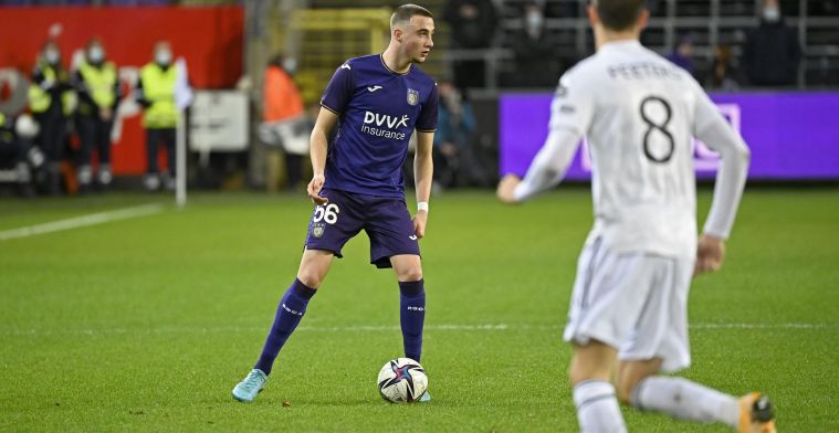 Talent maakt indruk op Kompany: ‘Anderlecht wil contract van Debast openbreken’