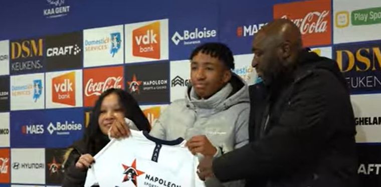 Vanhaezebrouck laat 17-jarige aanvaller proeven van de A-ploeg van KAA Gent