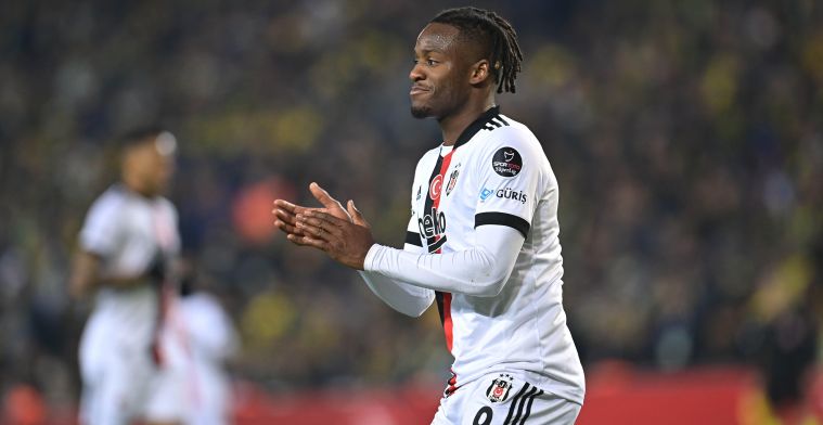 Rode Duivels Arriveren Op Tubeke, Batshuayi Valt Op Met Kleurrijke Auto