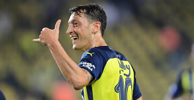 Mogelijk opvallende nieuwe carrière voor Özil: 'Mesut is echt goed in Fortnite'