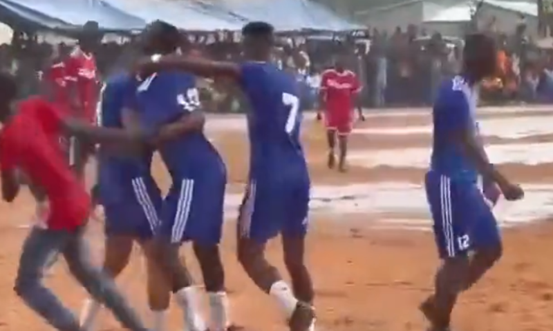 Liefhebber pur sang Mané voetbalt vrolijk door in geboortedorp in Senegal