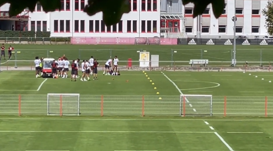 Lewandowski knuffelt met Bayern-ploeggenoten, afscheid is in de maak