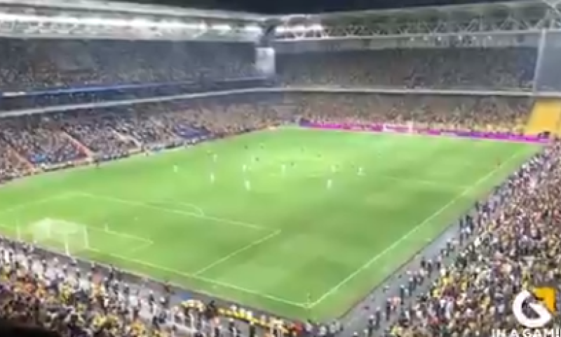 Smakeloos: Fenerbahçe-fans scanderen naam van Poetin