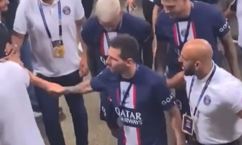 Security trekt jongetje weg bij Messi, maar Argentijn steekt daar een stokje voor