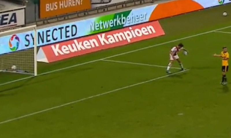 Vreemd: Kortsluiting bij verdediger van jong Ajax zorgt voor penaltydoelpunt