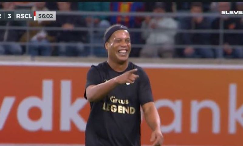 GOAL: Ronaldinho amuseert zich tijdens galamatch en pakt uit met No-Look Finish