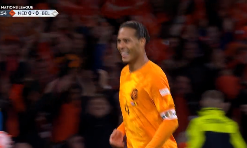 GOAL: Van Dijk troeft Debast af en opent de score voor Oranje