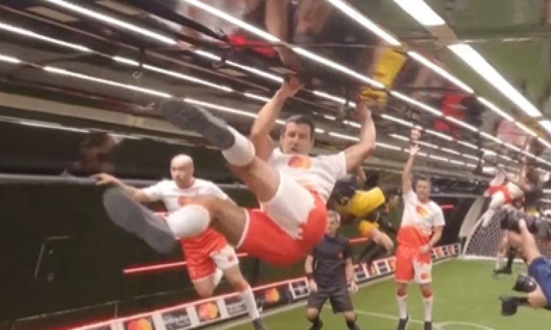 Figo haalt Guinness Book of Records met 'voetbalduel op recordhoogte'