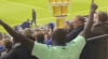 Schitterende beelden: Schalke 04-fan balanceert met bier op hoofd